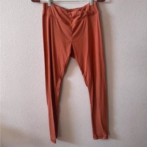 Asymmetrical waist leggings